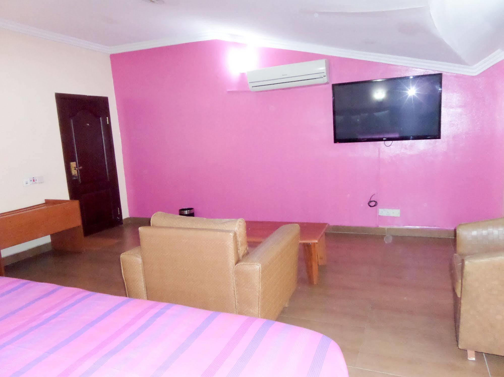 Le Real Hotel Lekki Esterno foto